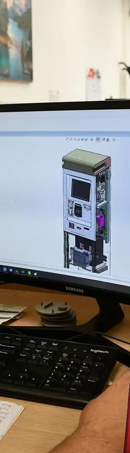 Modèle 3D d'une borne sur écran, au bureau d'études