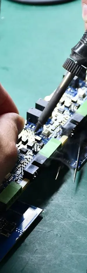 Fer à souder sur une carte électronique